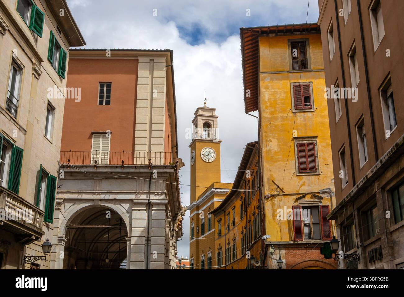 Pisa, Italia - 15 aprile 2025: Il campanile di Palazzo Pretorio, visto da corso Italia, nella città di Pisa in Italia. Foto Stock