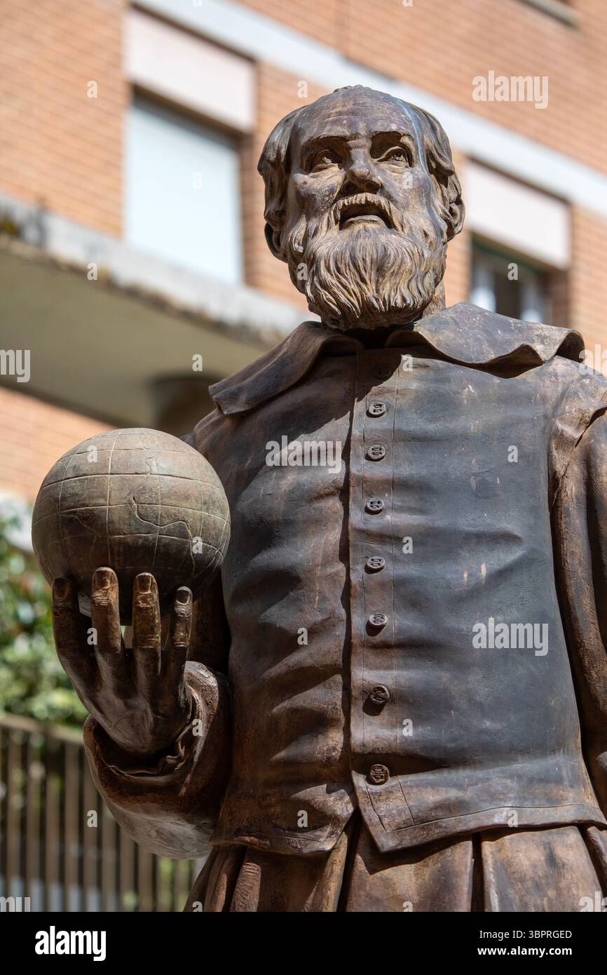 Pisa, Italia - 15 aprile 2025: Statua del famoso astronomo e fisico italiano Galileo Galilei nella città di Pisa in Italia. Foto Stock