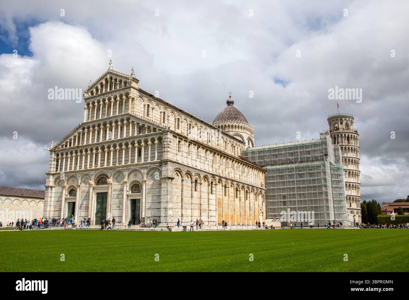 Pisa, Italia - 15 aprile 2025: La splendida Cattedrale di Pisa e la Torre Pendente di Pisa, nella storica città di Pisa in Italia. Foto Stock
