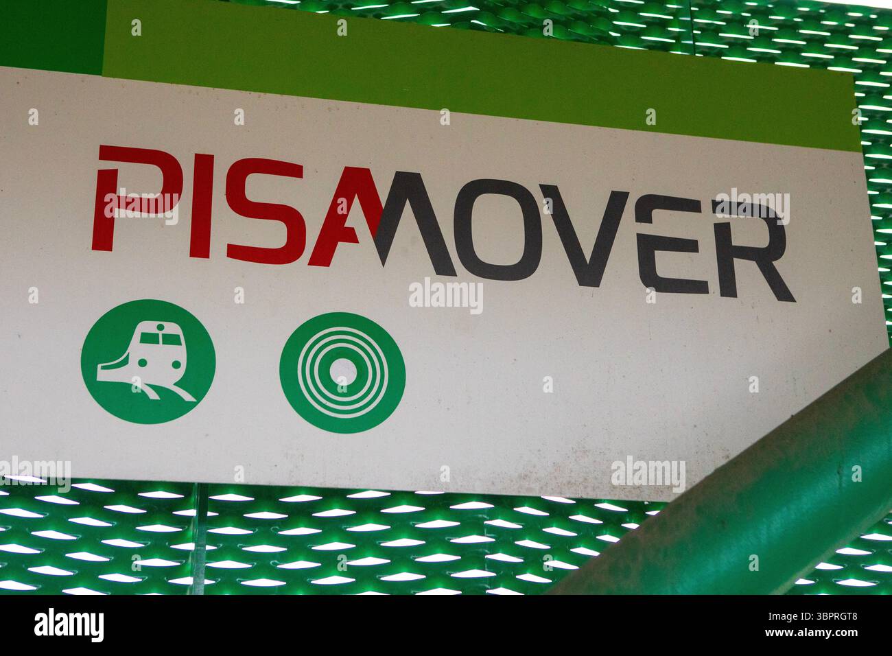 Pisa, Italia - 15 aprile 2025: Cartello Pisa Mover all'aeroporto di Pisa in Italia. Il Pisa Mover è la navetta che trasporta passeggeri tra l'aeroporto di Pisa Foto Stock