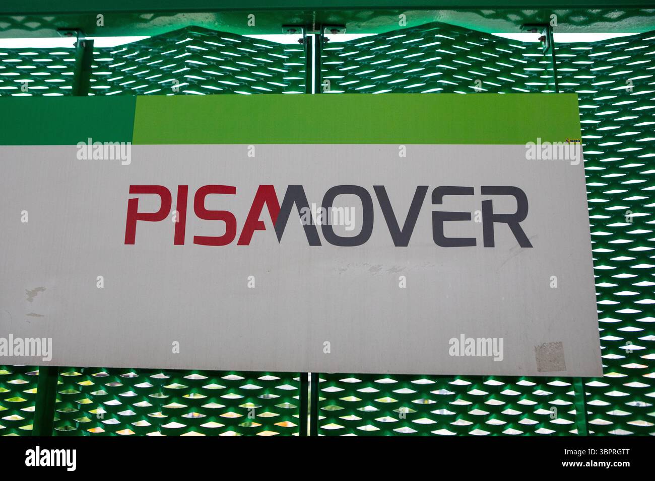 Pisa, Italia - 15 aprile 2025: Cartello Pisa Mover all'aeroporto di Pisa in Italia. Il Pisa Mover è la navetta che trasporta passeggeri tra l'aeroporto di Pisa Foto Stock