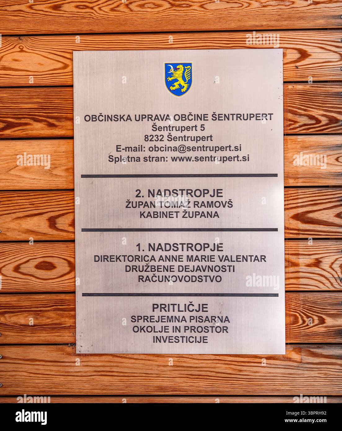 Sentrupert, Slovenia - 3 luglio 2025: Una targa metallica montata su una parete di legno che mostra informazioni sull'amministrazione comunale di Sentruper Foto Stock
