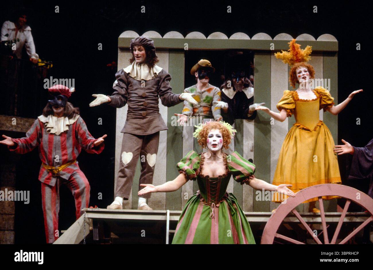 The Troupe of Players in THE HYPOCHONDRIAC (le Malade Imaginaire) di Moliere all'Olivier Theatre, National Theatre (NT), Londra SE1 22/10/1981 tradotto da Alan Drury design: John Bury illuminazione: Chris Ellis regista: Michael Bogdanov Foto Stock