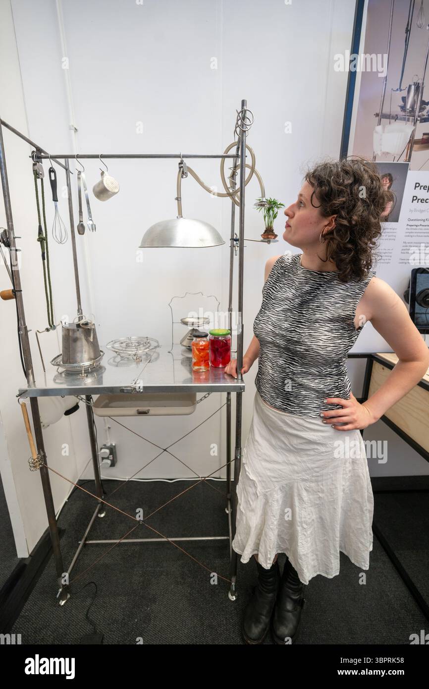 Londra, Regno Unito, 9 luglio 2025, è la seconda settimana di New Designers 2025 che va dal 9 al 12 luglio 2025. Presentazione del design laureato nelle discipline di arredamento, Product Design, Industrial & Spatial Design, Graphic Design, Illustration & Animation, Motion & Digital Arts e Game Design. Si svolge presso il Business Design Centre., Andrew Lalchan Photography/Alamy Live News Foto Stock