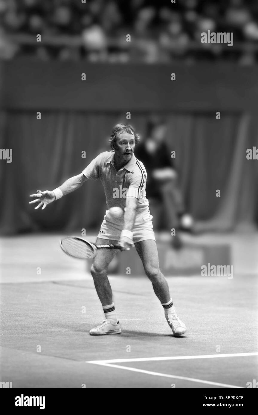 Laver asta. Ritratto del tennista australiano, Rodney George Laver (nato 1938), che gioca nei Paesi Bassi nel 1976 Foto Stock