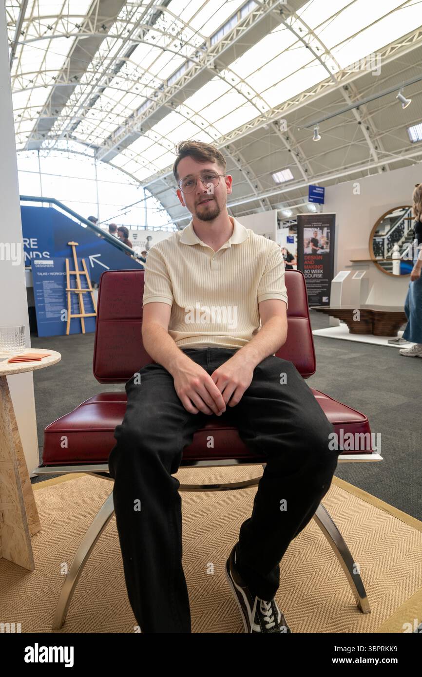 Londra, Regno Unito, 9 luglio 2025, è la seconda settimana di New Designers 2025 che va dal 9 al 12 luglio 2025. Presentazione del design laureato nelle discipline di arredamento, Product Design, Industrial & Spatial Design, Graphic Design, Illustration & Animation, Motion & Digital Arts e Game Design. Si svolge presso il Business Design Centre., Andrew Lalchan Photography/Alamy Live News Foto Stock