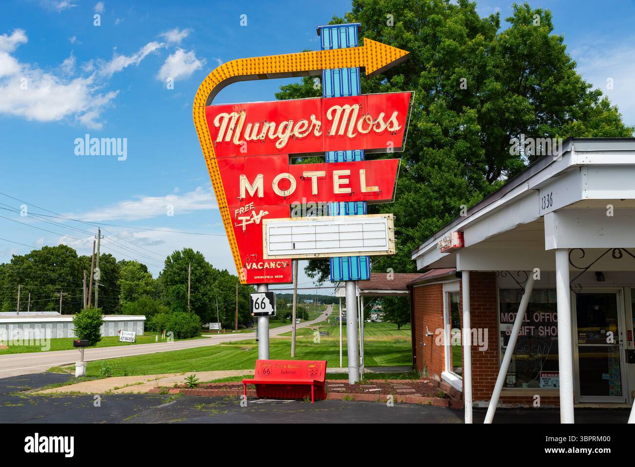 Lebanon, Missouri, USA - 17 giugno 2025 - esterno dello storico Munger Moss Motel, costruito nel 1946, sulla sezione Missouri della Route 66. Foto Stock