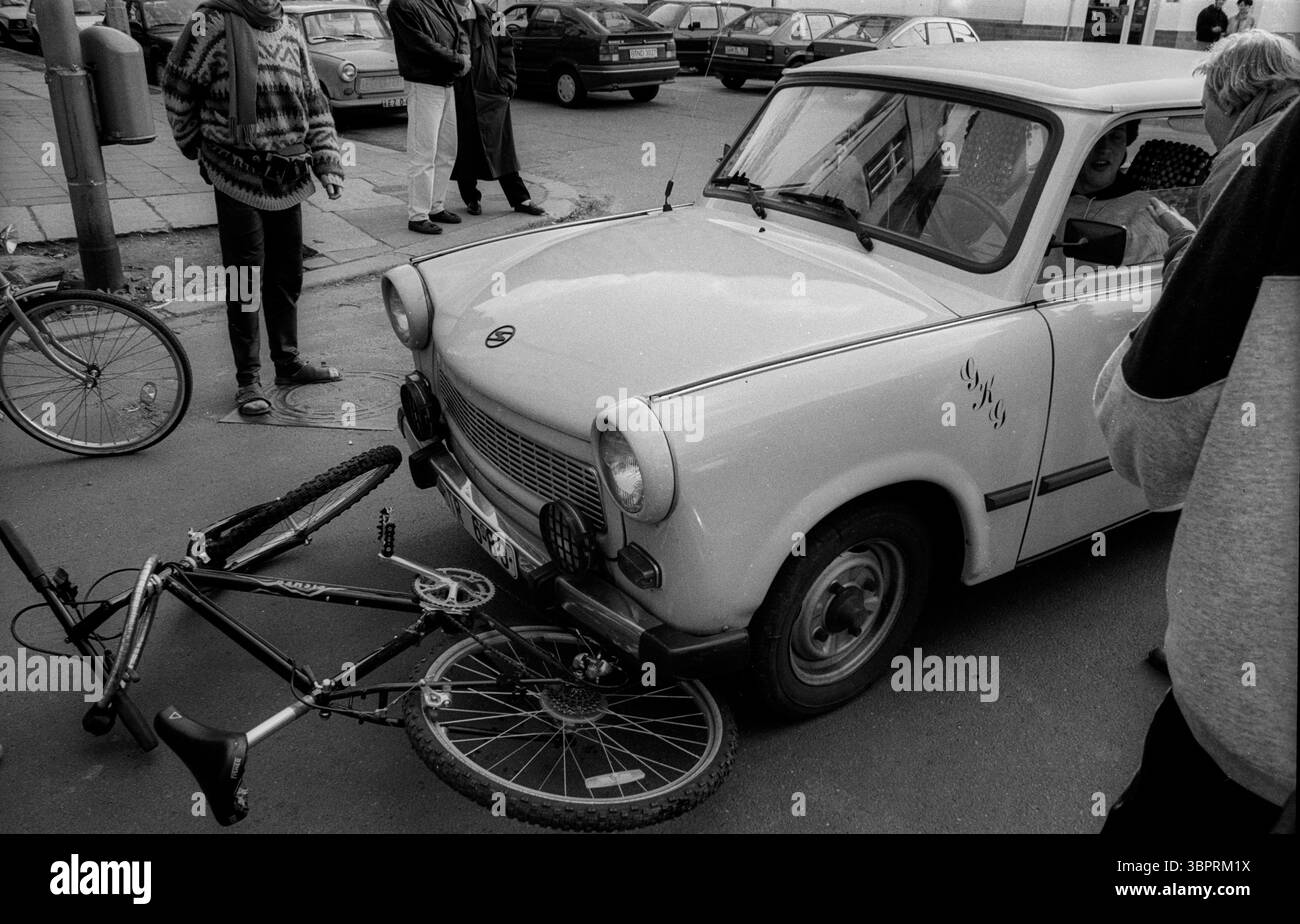 Fahrrad Demo gegen Innenstadtring Deutschland, Berlino, 10.05.1992, Fahrrad - Demo gegen Innenstadtring, Besetzung der Dimitroffstraße, Trabant wird blockiert, Â *** dimostrazione della bicicletta contro il raccordo anulare del centro città Germania, Berlino, 10 05 1992, dimostrazione della bicicletta contro il raccordo anulare del centro, occupazione di Â, Trabant è bloccato, Dimitroffstraße Foto Stock