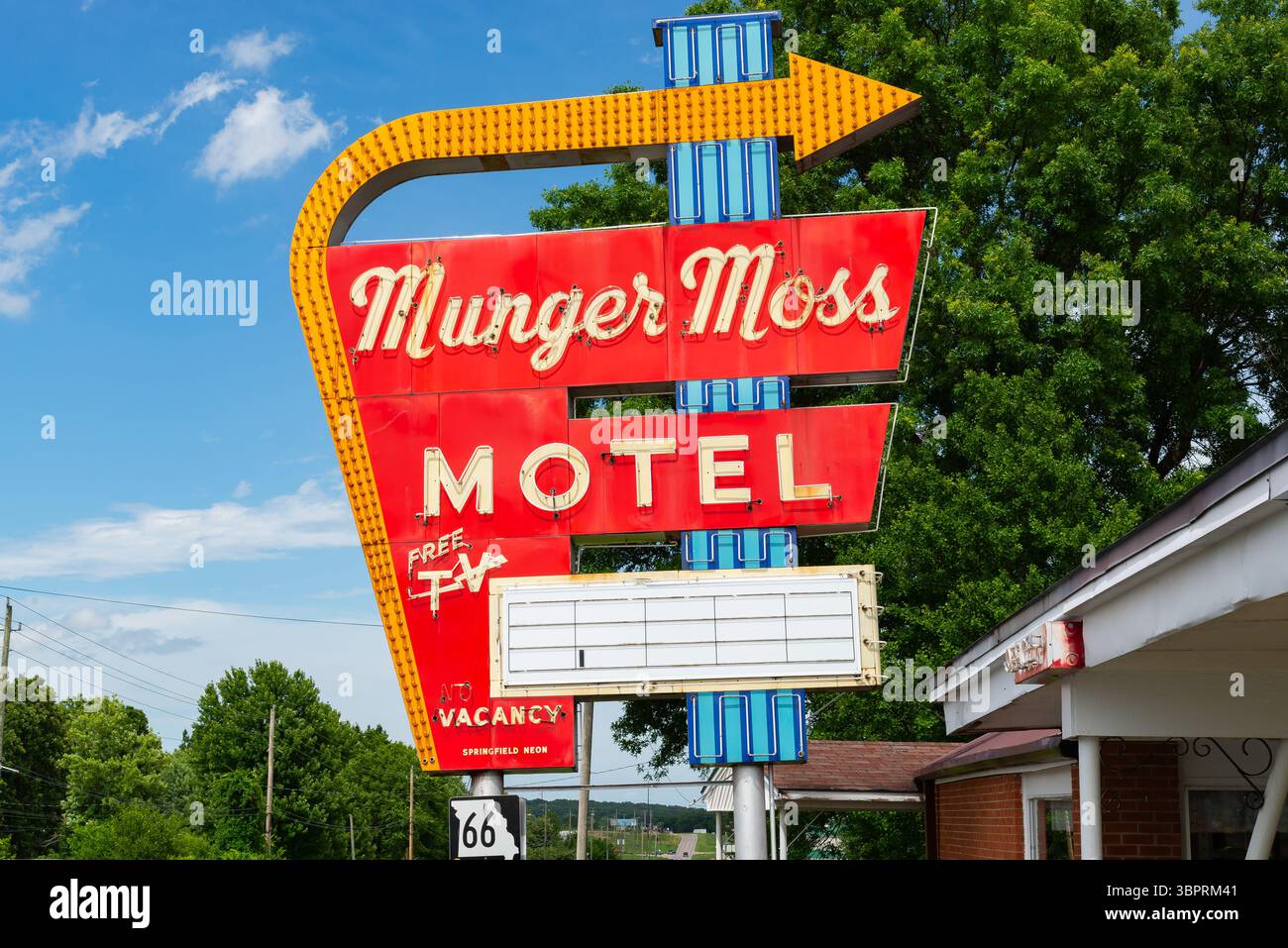 Lebanon, Missouri, USA - 17 giugno 2025 - esterno dello storico Munger Moss Motel, costruito nel 1946, sulla sezione Missouri della Route 66. Foto Stock