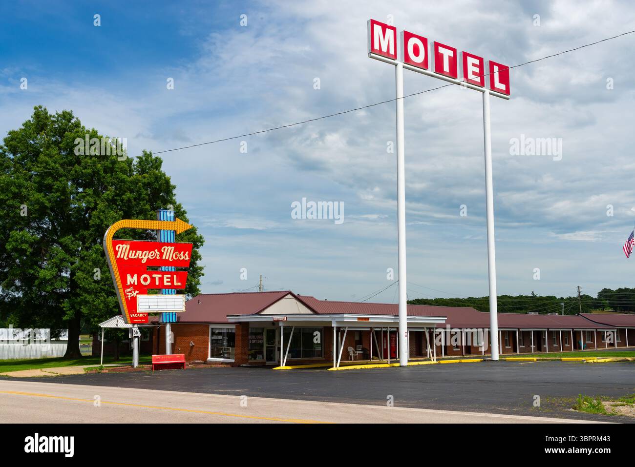 Lebanon, Missouri, USA - 17 giugno 2025 - esterno dello storico Munger Moss Motel, costruito nel 1946, sulla sezione Missouri della Route 66. Foto Stock