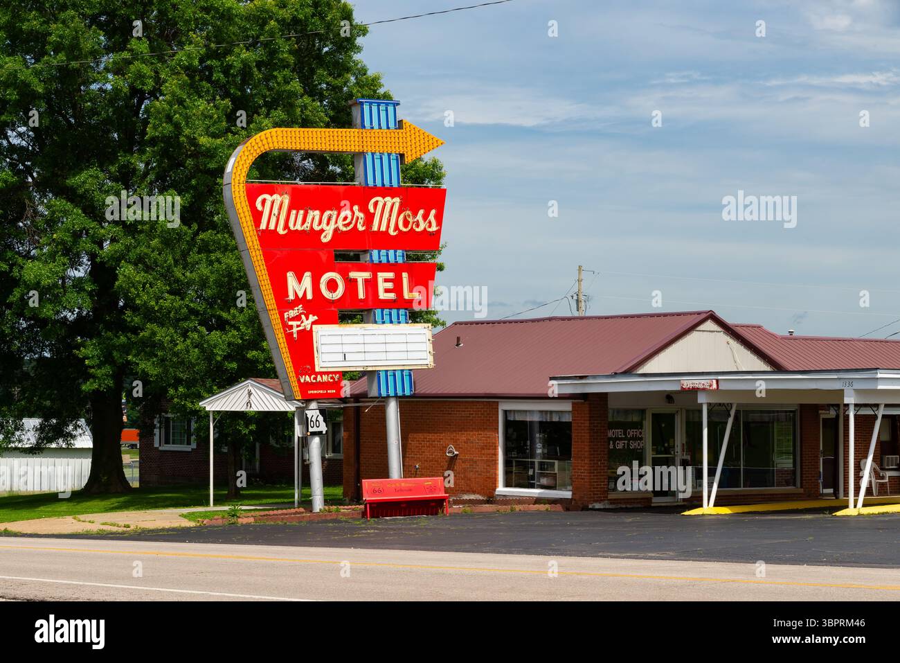 Lebanon, Missouri, USA - 17 giugno 2025 - esterno dello storico Munger Moss Motel, costruito nel 1946, sulla sezione Missouri della Route 66. Foto Stock