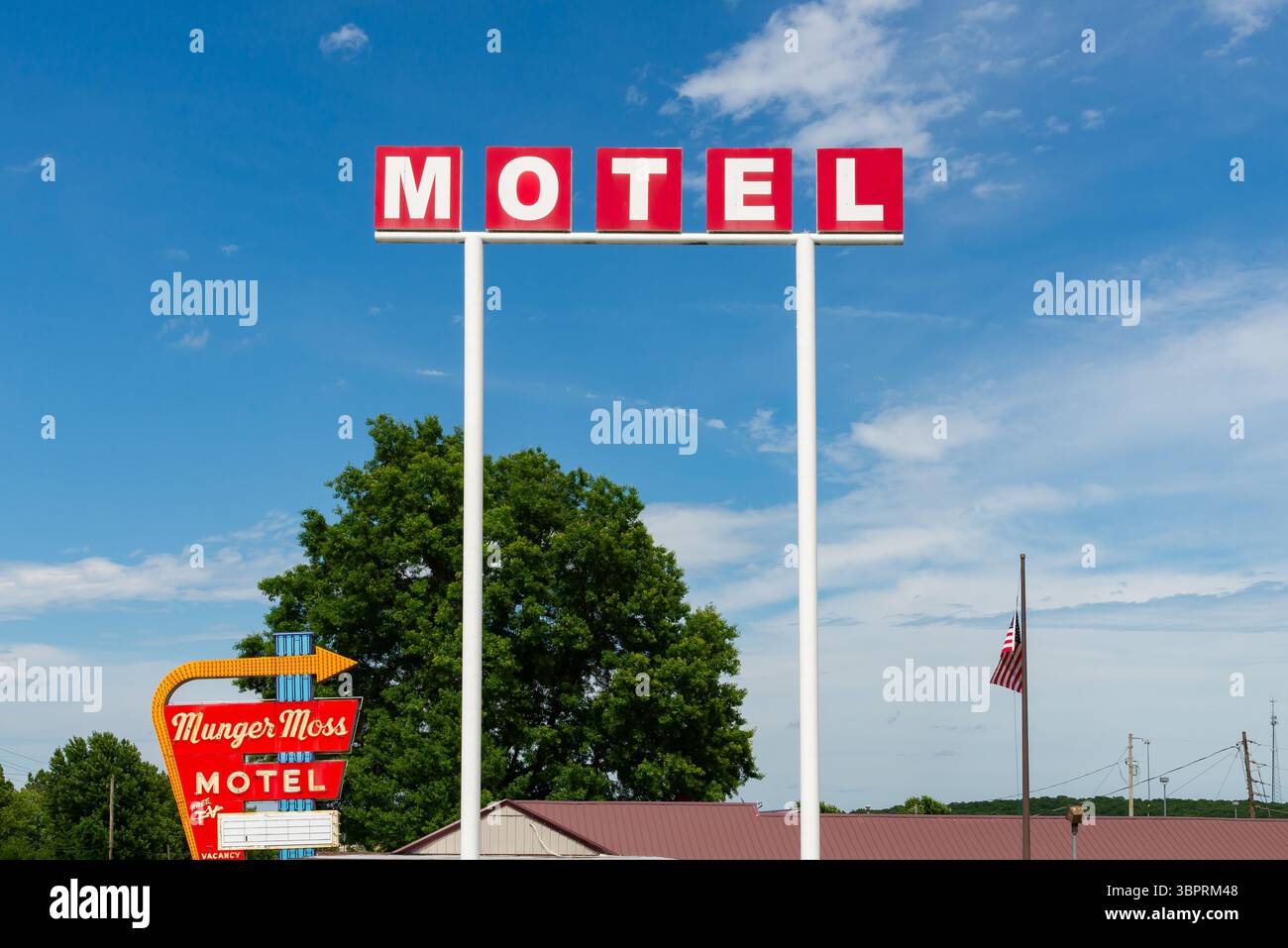 Lebanon, Missouri, USA - 17 giugno 2025 - esterno dello storico Munger Moss Motel, costruito nel 1946, sulla sezione Missouri della Route 66. Foto Stock