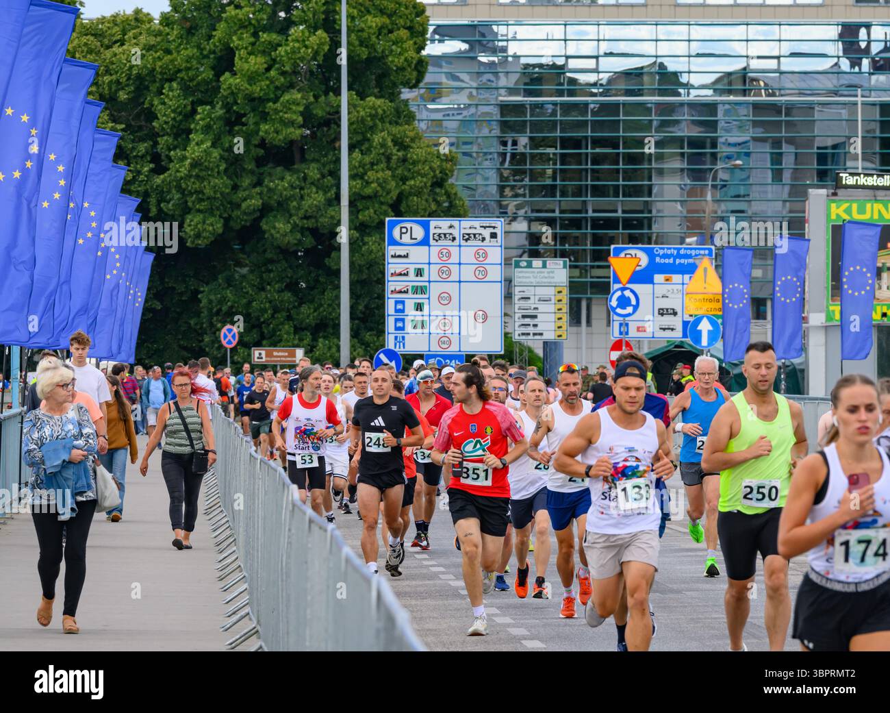 9 luglio 2025, Brandeburgo, Francoforte (Oder): I partecipanti alla "Run Without Borders - Bieg bez Granic" attraversano il valico di frontiera tedesco-polacco a Stadtbrücke. La "Run Without Borders - Bieg bez Granic" si svolge dal 2015. Con il motto: "Due città, due paesi, una corsa!”, questo evento sportivo collega le città gemelle di Francoforte (Oder) e Slubice in Polonia. Il festival cittadino 'Bunter Hering' si svolgerà a Francoforte (Oder) dall'11 al 13 luglio 2025 e quest'anno festeggia il suo 20° anniversario. Foto: Patrick Pleul/dpa Foto Stock