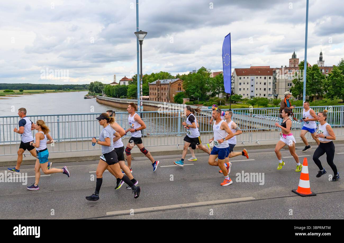 9 luglio 2025, Brandeburgo, Francoforte (Oder): I partecipanti alla "Run Without Borders - Bieg bez Granic" attraversano il valico di frontiera tedesco-polacco a Stadtbrücke. La "Run Without Borders - Bieg bez Granic" si svolge dal 2015. Con il motto: "Due città, due paesi, una corsa!”, questo evento sportivo collega le città gemelle di Francoforte (Oder) e Slubice in Polonia. Il festival cittadino 'Bunter Hering' si svolgerà a Francoforte (Oder) dall'11 al 13 luglio 2025 e quest'anno festeggia il suo 20° anniversario. Foto: Patrick Pleul/dpa Foto Stock