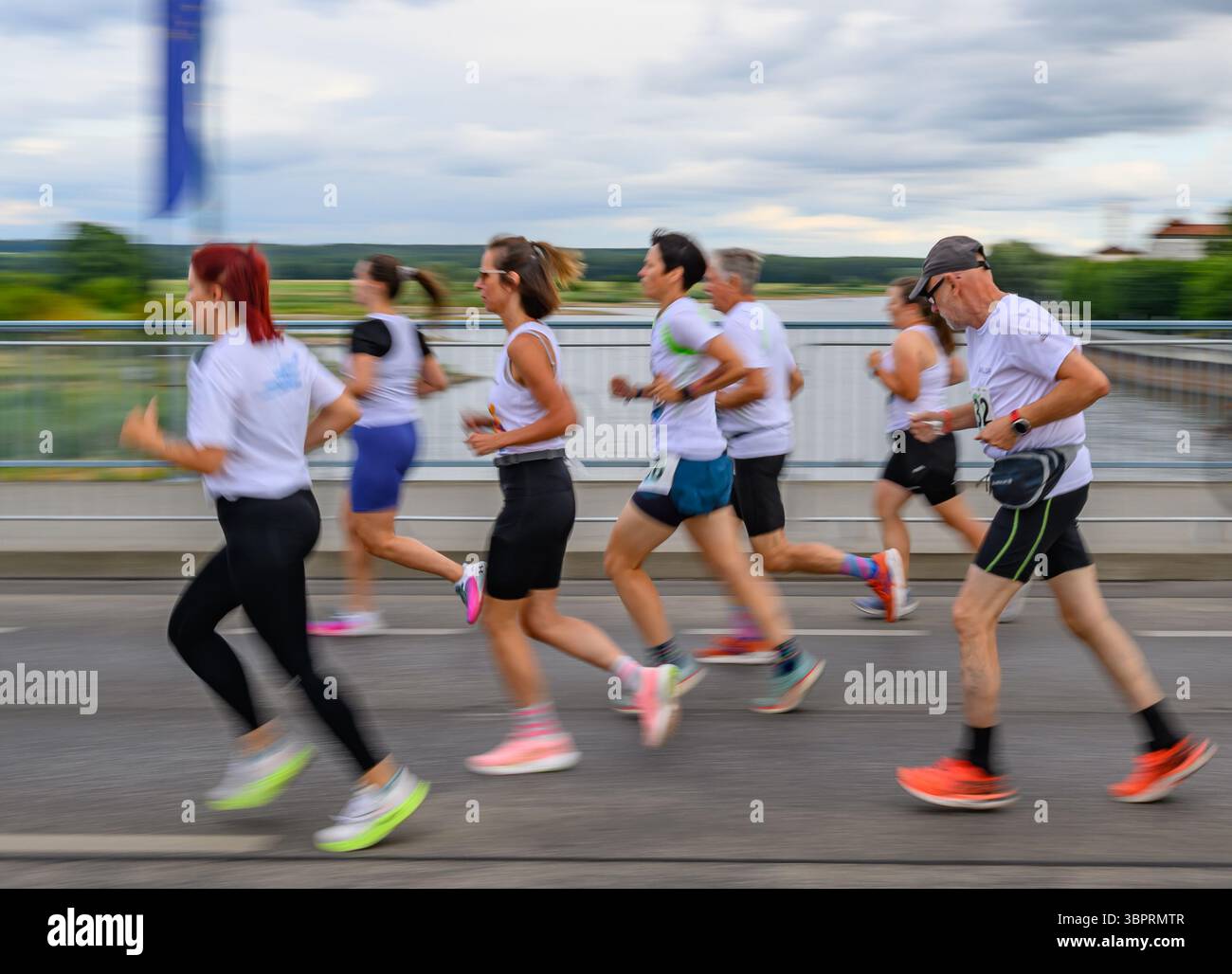 9 luglio 2025, Brandeburgo, Francoforte (Oder): I partecipanti alla "Run Without Borders - Bieg bez Granic" attraversano il valico di frontiera tedesco-polacco a Stadtbrücke. La "Run Without Borders - Bieg bez Granic" si svolge dal 2015. Con il motto: "Due città, due paesi, una corsa!”, questo evento sportivo collega le città gemelle di Francoforte (Oder) e Slubice in Polonia. Il festival cittadino 'Bunter Hering' si svolgerà a Francoforte (Oder) dall'11 al 13 luglio 2025 e quest'anno festeggia il suo 20° anniversario. Foto: Patrick Pleul/dpa Foto Stock