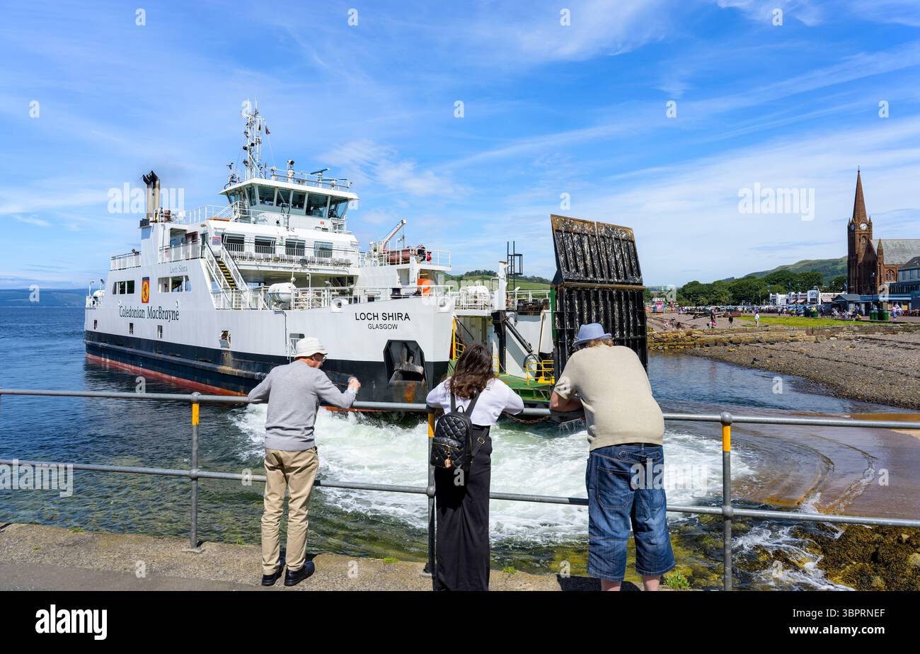 Caledonian MacBrayne Ferry Loch Shira con partenza da Largs per l'isola di Great Cumbrae, Firth of Clyde, North Ayrshire, Scozia, Europa Foto Stock