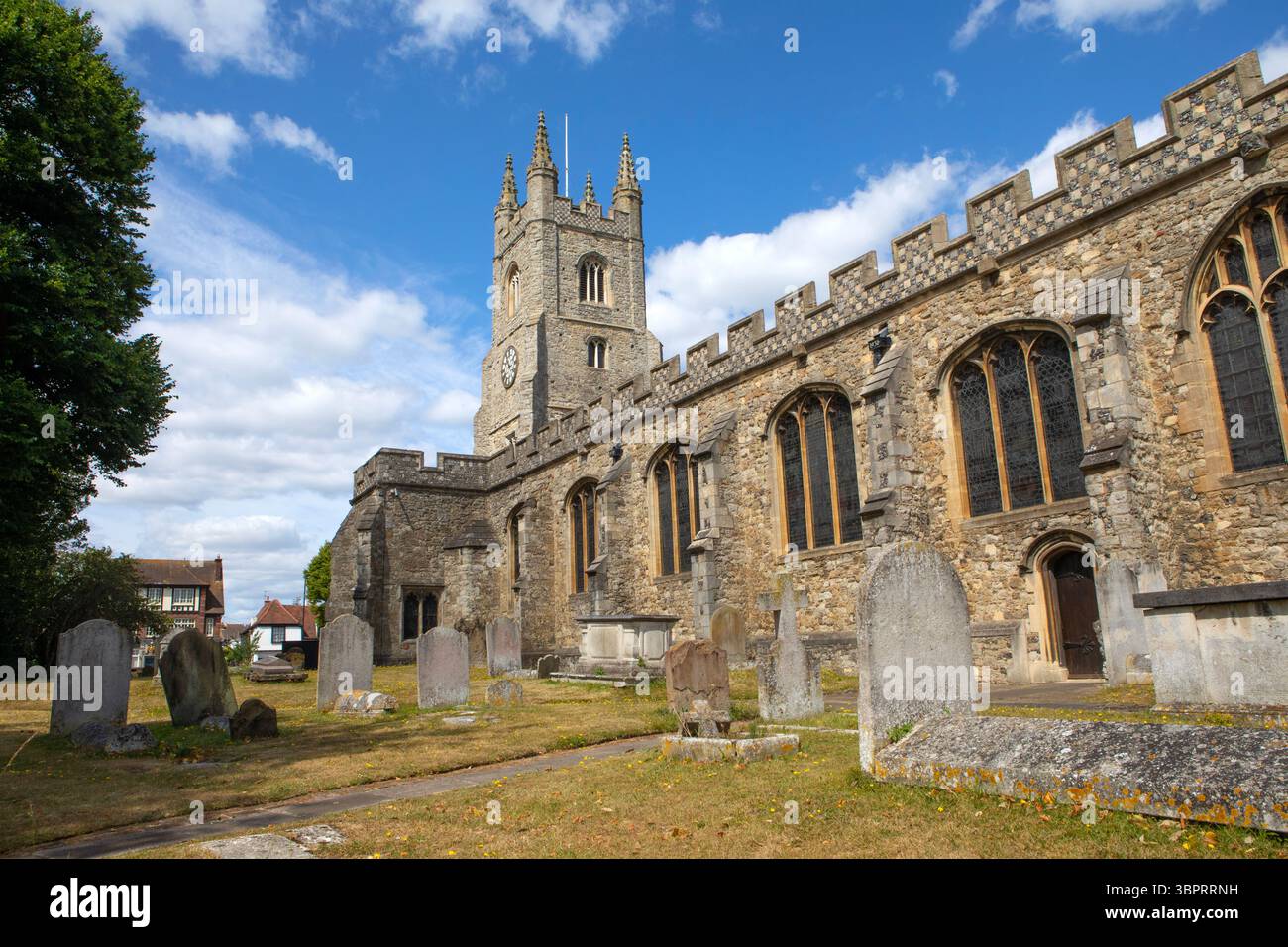 Splendida vista della chiesa di Santa Maria Vergine, conosciuta anche come chiesa di Santa Maria nella zona di Prittlewell a Southend-on-Sea nell'Essex, Regno Unito. Foto Stock
