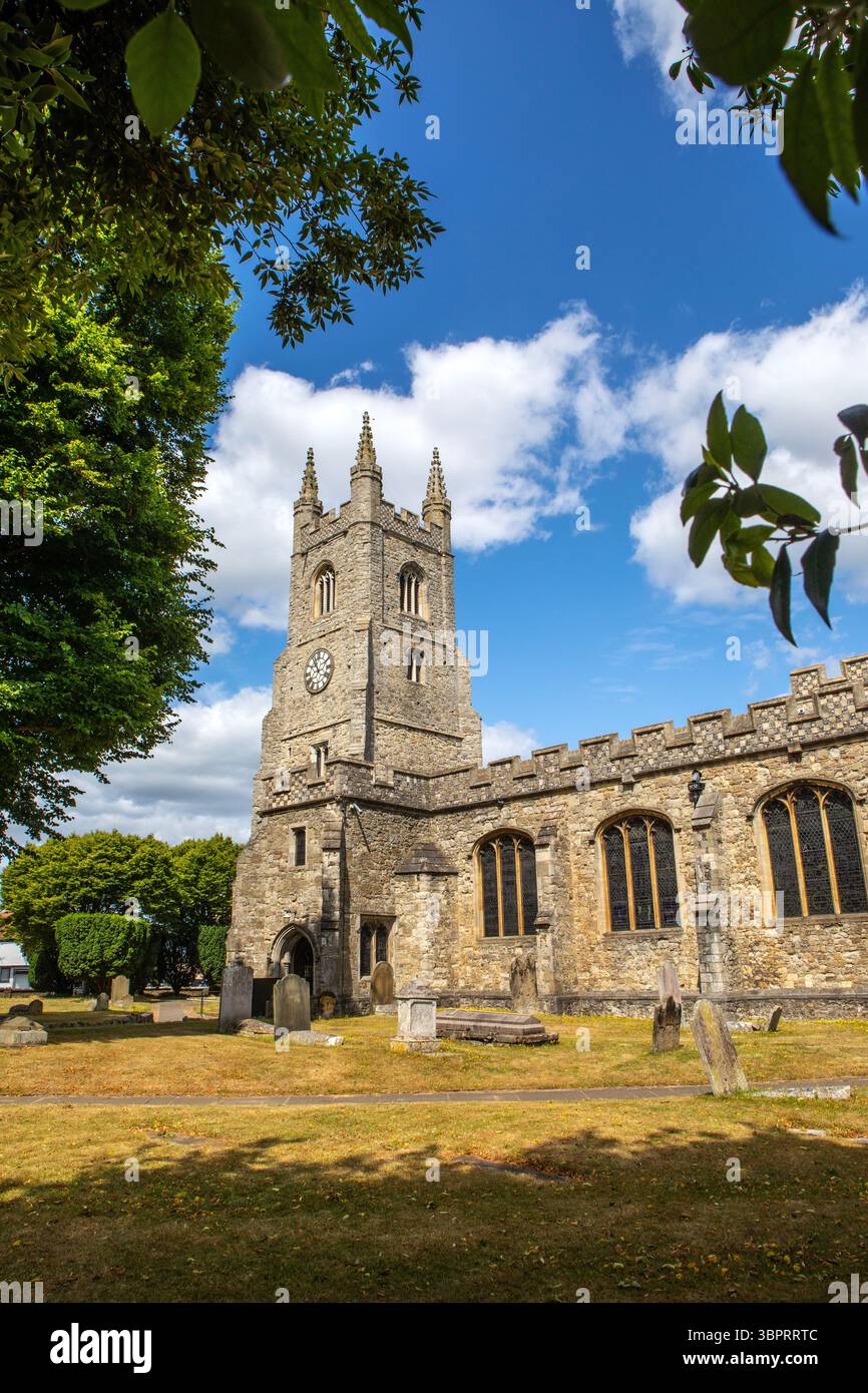 Splendida vista della chiesa di Santa Maria Vergine, conosciuta anche come chiesa di Santa Maria nella zona di Prittlewell a Southend-on-Sea nell'Essex, Regno Unito. Foto Stock