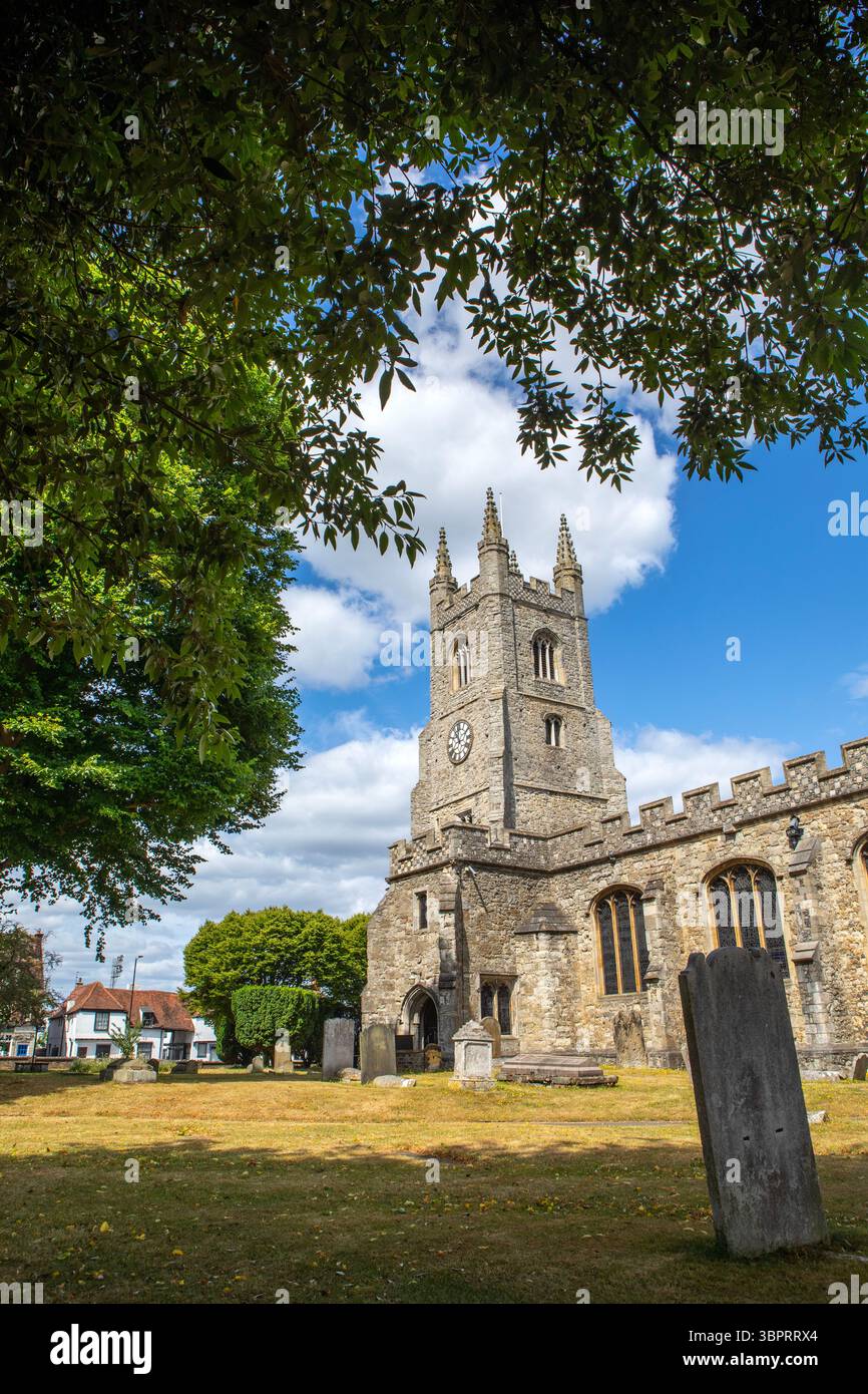 Splendida vista della chiesa di Santa Maria Vergine, conosciuta anche come chiesa di Santa Maria nella zona di Prittlewell a Southend-on-Sea nell'Essex, Regno Unito. Foto Stock