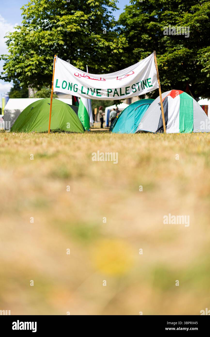 Hannover, Germania. 9 luglio 2025. Le parole "lunga vita alla Palestina” sono scritte su uno striscione in un campo filo-palestinese a Leibniz Universität Hannover. Credito: Michael Matthey/dpa/Alamy Live News Foto Stock