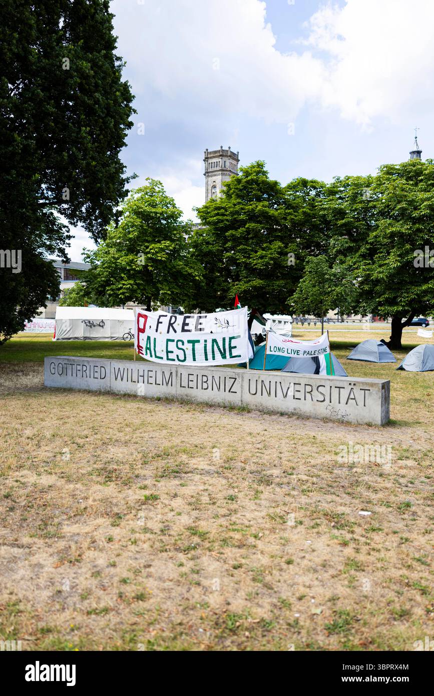 Hannover, Germania. 9 luglio 2025. Le parole "Palestina libera” e "Palestina viva” sono scritte su striscioni in un campo pro-palestinese a Leibniz Universität Hannover. Credito: Michael Matthey/dpa/Alamy Live News Foto Stock