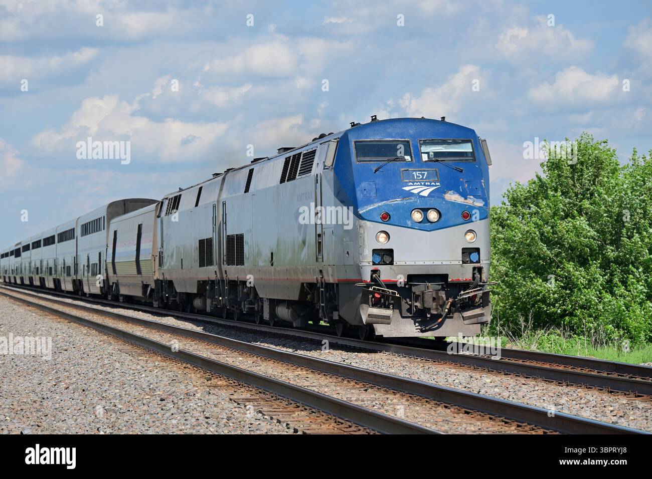 Leland, Illinois, Stati Uniti. La California Zephyr della Amtrak in direzione ovest attraversa le zone rurali dell'Illinois centro-settentrionale in direzione di Emeryville, California. Foto Stock