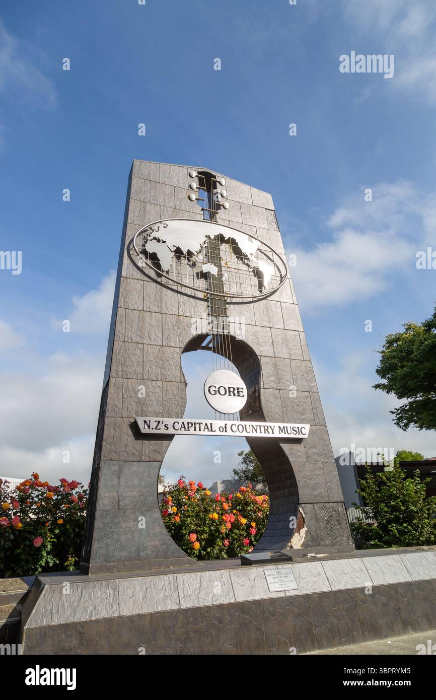 Statua gigante della chitarra a Gore (Maruawai), "capitale della musica country della nuova Zelanda", Isola del Sud, nuova Zelanda Foto Stock