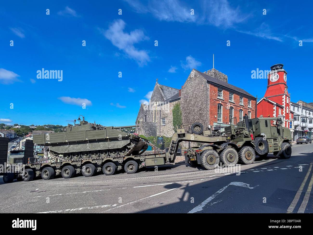 I veicoli dell'esercito britannico sono spesso in movimento sulle strade britanniche per esercitazioni e schieramenti. Si muove attraverso una città del Pembrokeshire sotto un cielo blu. Cliff Norton Alamy notizie in diretta Foto Stock