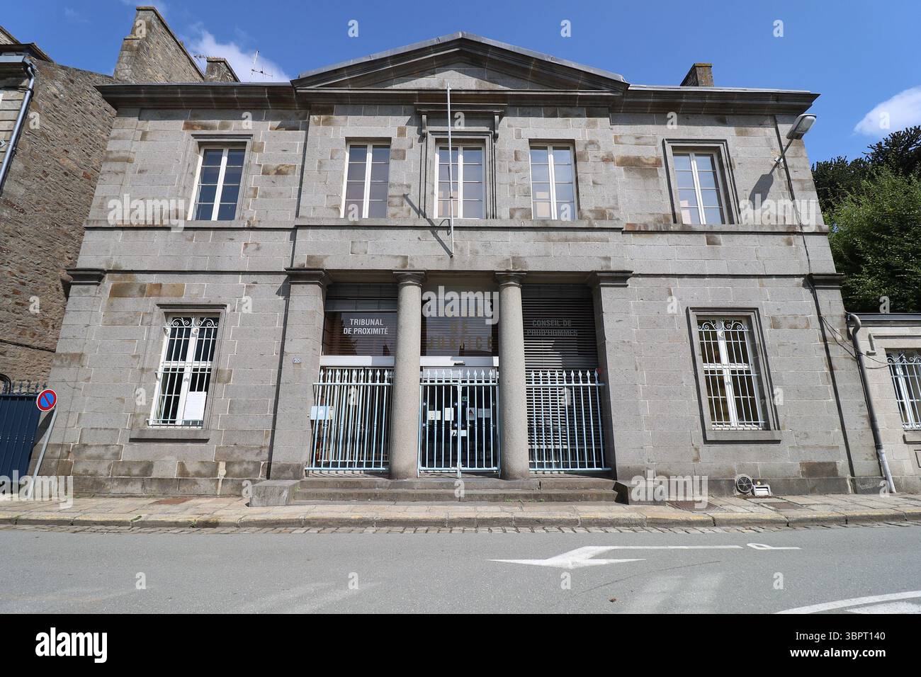 Tribunale, vista esterna, città di Dinan, dipartimento Côtes d'Armor, Bretagna, Francia Foto Stock