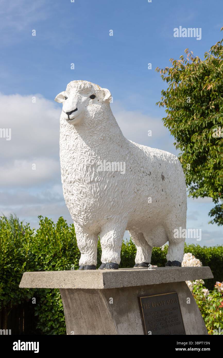 La Statua di Romney a Gore, nuova Zelanda, in riconoscimento dell’importanza delle pecore allevate per l’industria della carne e della lana del paese. Foto Stock