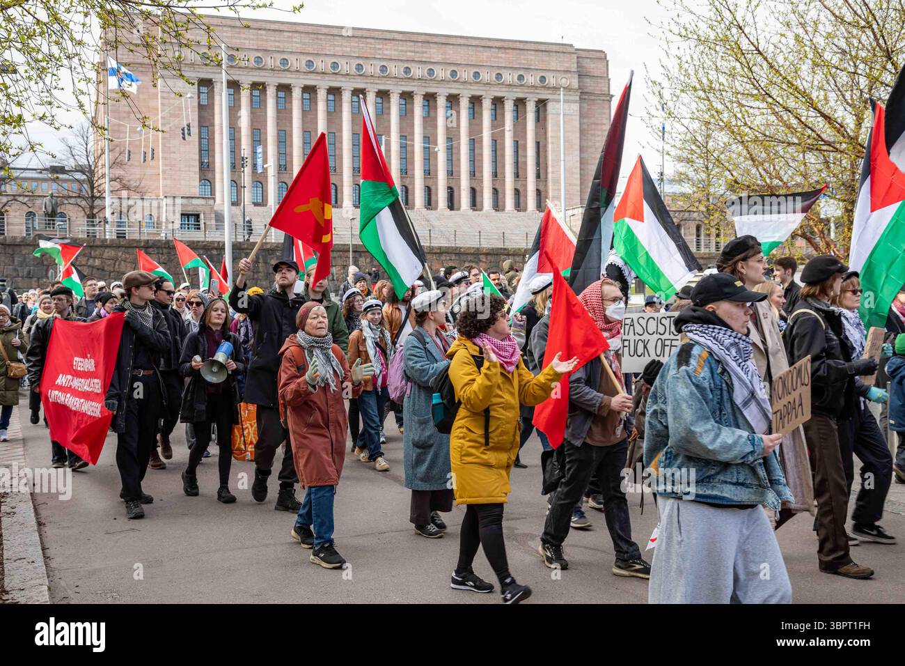 Manifestanti pro-palestinesi al raduno del Labor Day di Helsinki, Finlandia Foto Stock