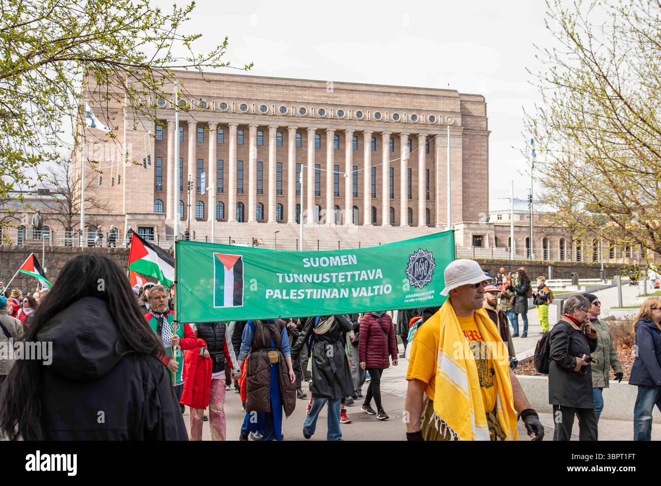 Suomen tunnustettava valtio palestiino. Lo striscione di Arabikansojen ystävyysseura al raduno della Festa del lavoro a Helsinki, Finlandia. Foto Stock