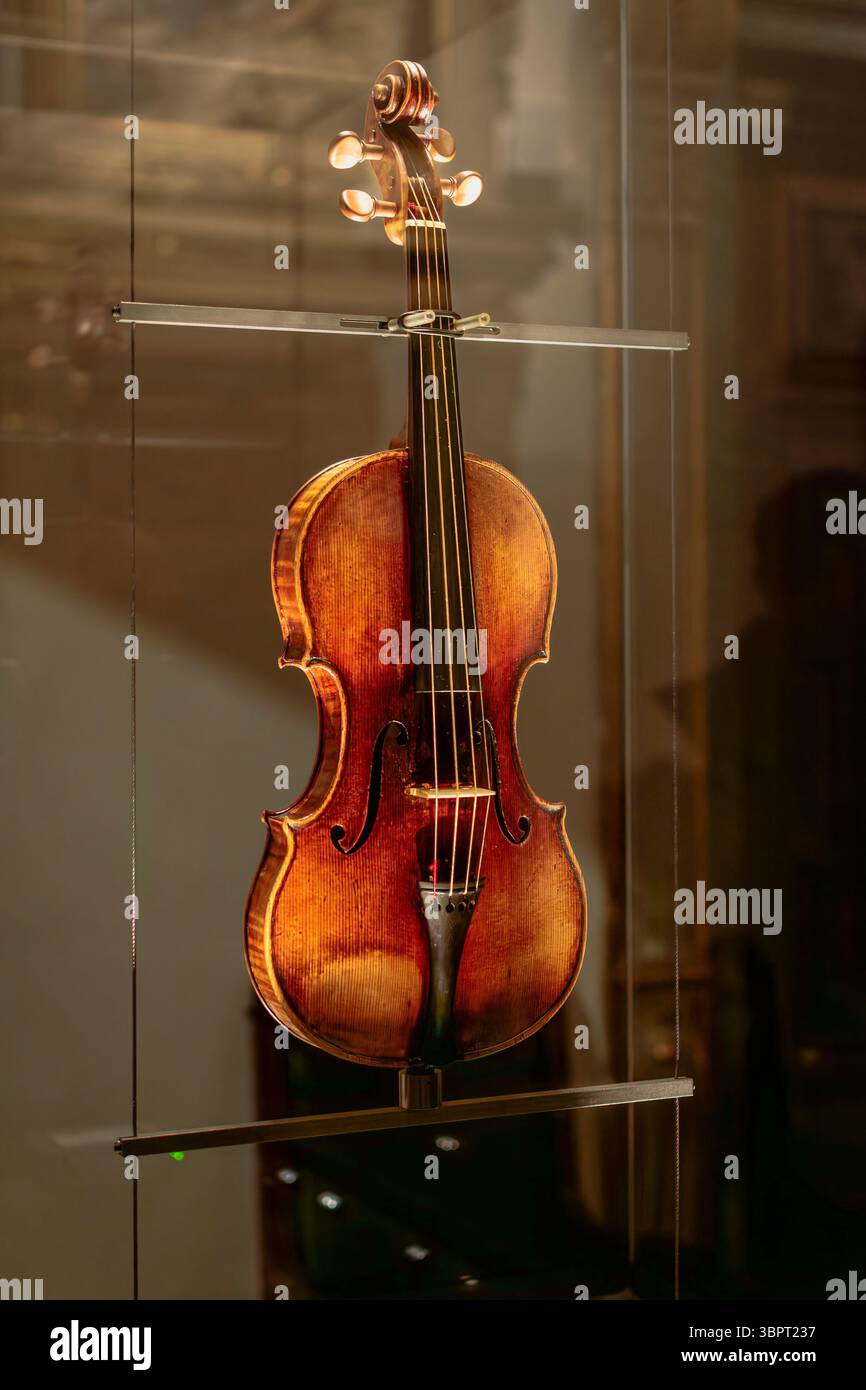 Il grande violinista Niccolò Paganini chiamava il suo violino Cannon a causa del suo suono potente. Foto Stock