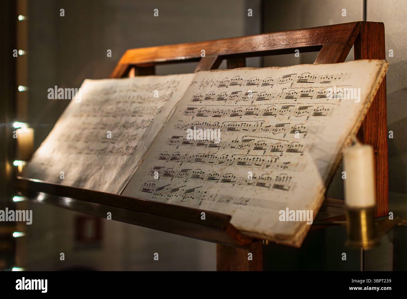 Spartiti musicali originali e pentagrammi scritti a mano da Niccolò Paganini. Foto Stock