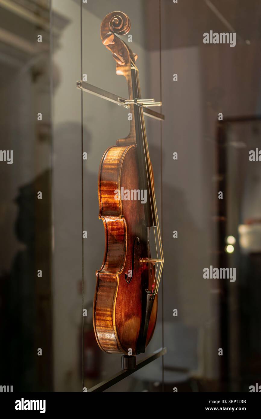 Il grande violinista Niccolò Paganini chiamava il suo violino Cannon a causa del suo suono potente. Foto Stock