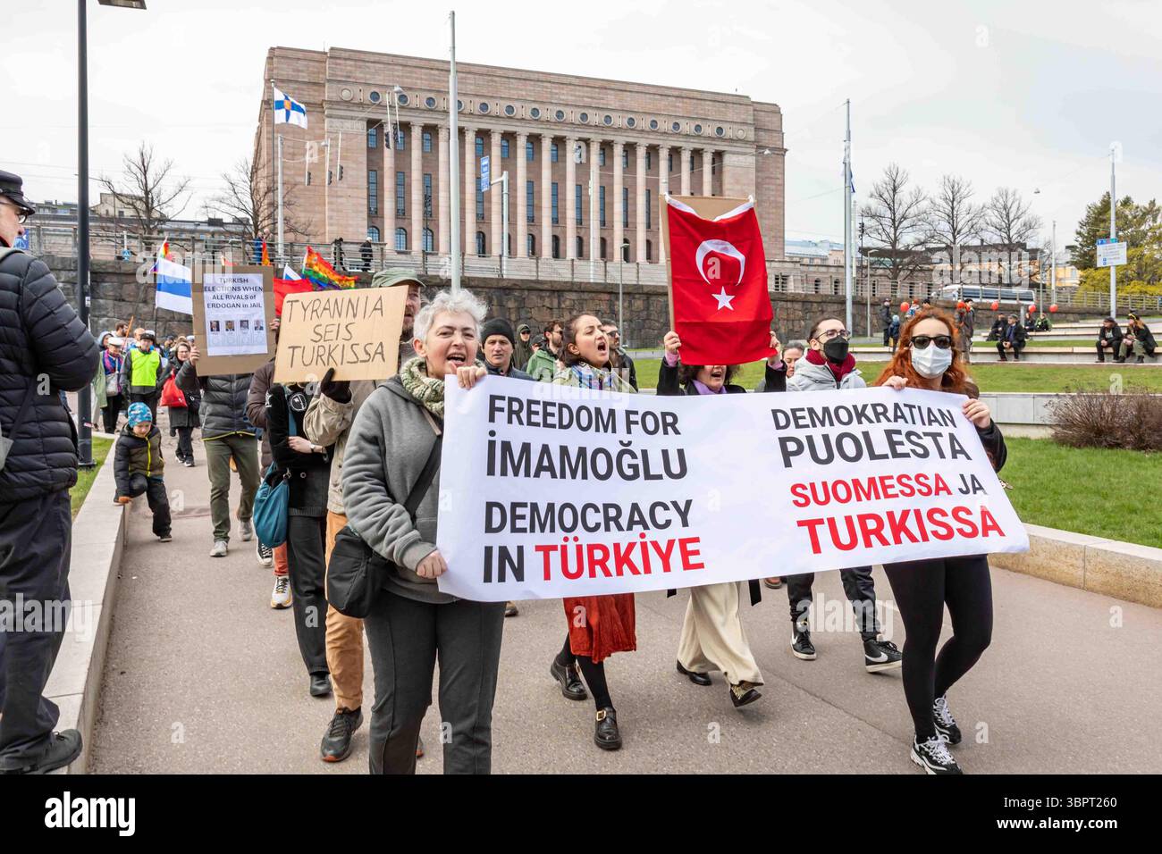 Libertà per İmamoğlu. Democrazia a Türkiye. Dimostranti con striscione al raduno del May Day o del Labor Day a Helsinki, Finlandia. Foto Stock