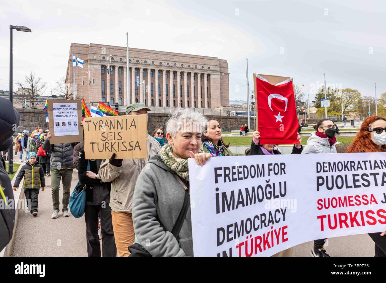 Libertà per İmamoğlu. Tyrannia seis Turkissa. Manifestanti con striscioni e cartelli in cartone durante il raduno della Festa dei lavoratori a Helsinki, Finlandia. Foto Stock