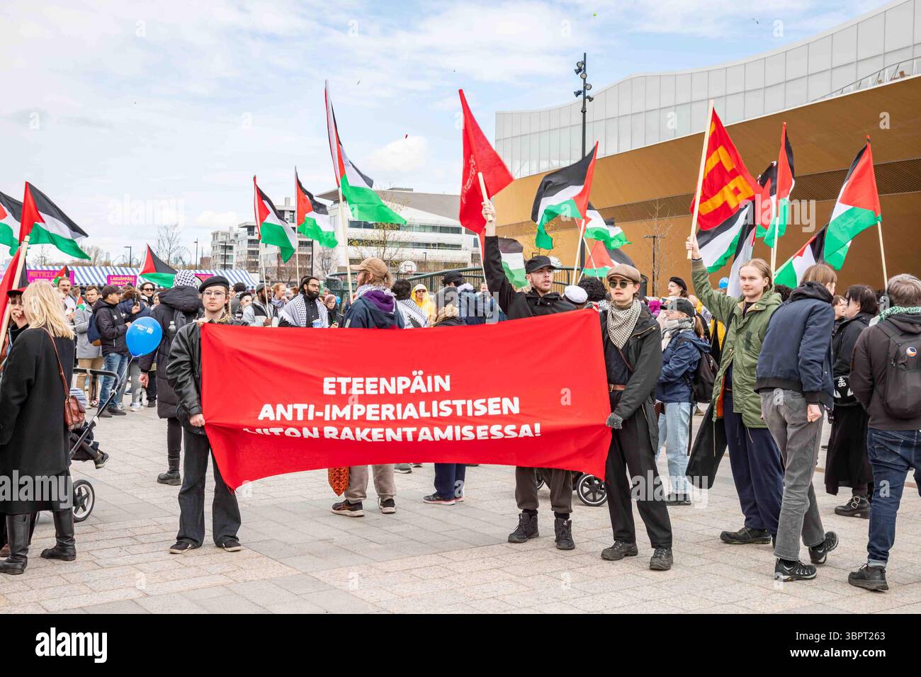Eteenpäin liiton anti-imperialistisen rakentamisessa! Dimostranti con striscione rosso al raduno del giorno di maggio in piazza Kansalaistori a Helsinki, Finlandia. Foto Stock