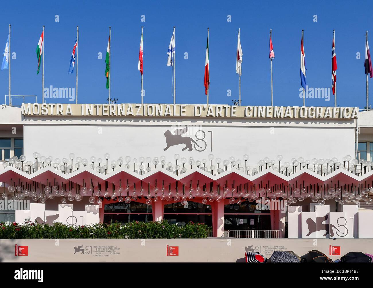 Esterno e insegna del Palazzo del Cinema, sede della 81a Mostra Internazionale d'Arte cinematografica di Venezia, Lido di Venezia (Venezia), Veneto, Italia Foto Stock