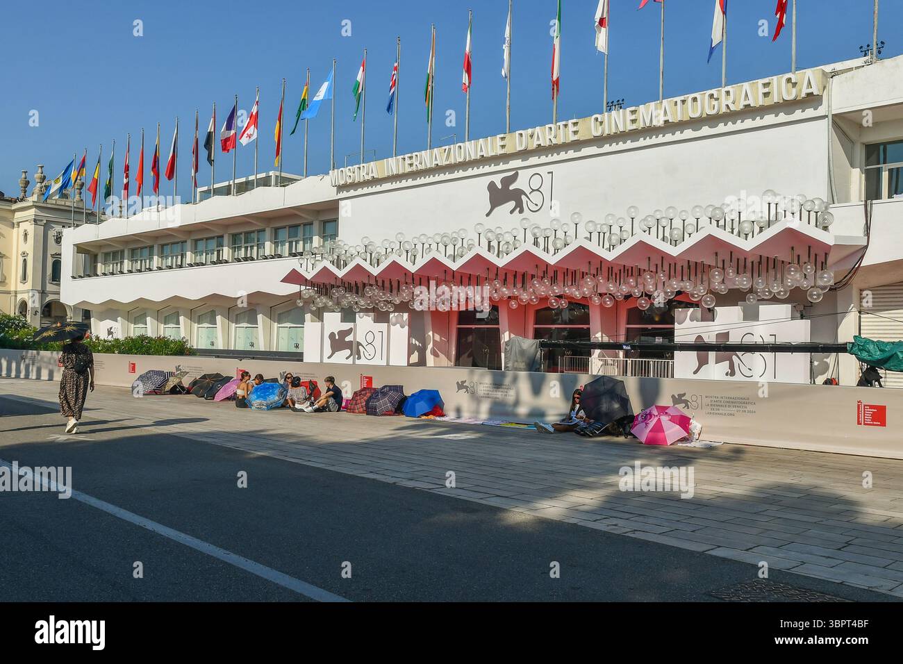 Persone in attesa dell'arrivo di celebrità di fronte al Palazzo del Cinema, sede della 81a Mostra del Cinema di Venezia, Lido di Venezia (Venezia), Italia Foto Stock