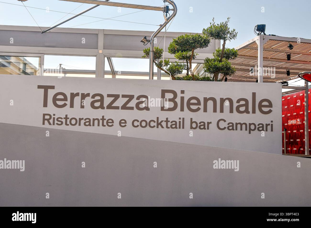 Cartello del ristorante temporaneo Terrazza Biennale e cocktail bar di Campari, alla 81a Mostra Internazionale d'Arte cinematografica di Venezia, Lido di Venezia, Veneto, Italia Foto Stock Cartello del ristorante temporaneo Terrazza Biennale e cocktail bar di Campari, alla 81a Mostra Internazionale d'Arte cinematografica di Venezia, Lido di Venezia, Veneto, Italia Foto Stock