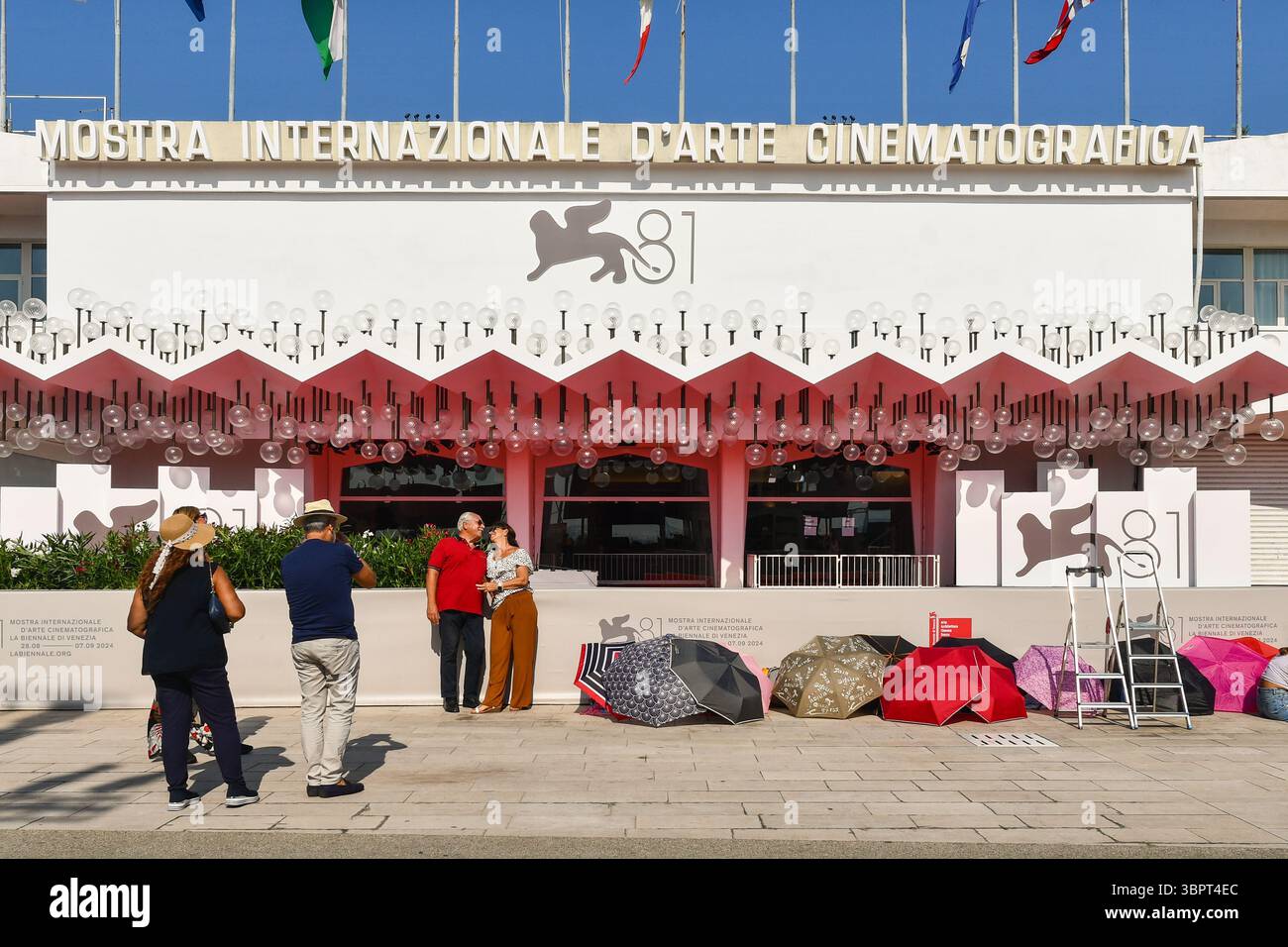 Persone in attesa dell'arrivo di celebrità di fronte al Palazzo del Cinema, sede della 81a Mostra Internazionale d'Arte cinematografica di Venezia, Lido di Venezia, Italia Foto Stock