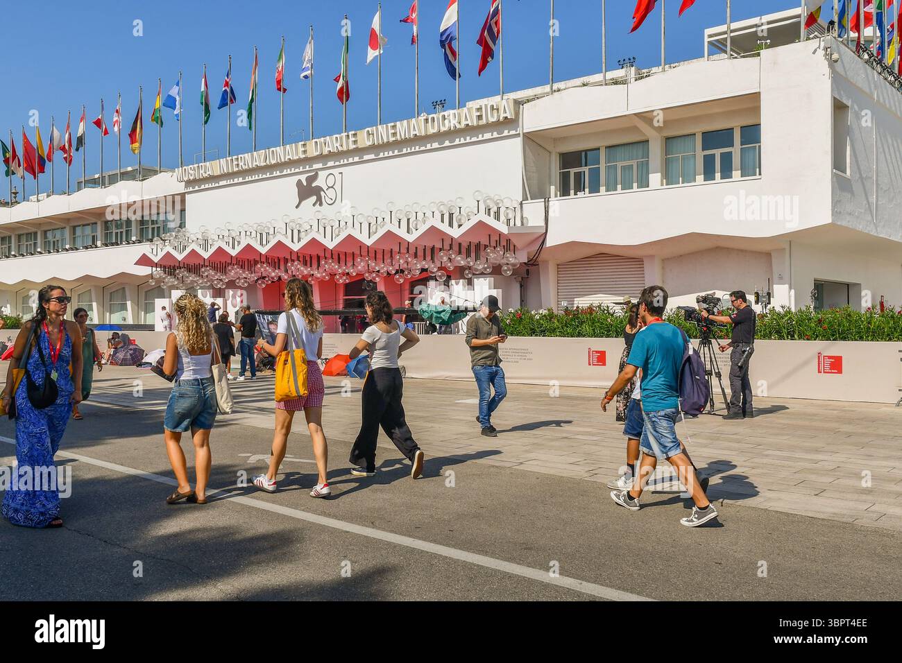 Persone in attesa dell'arrivo di celebrità di fronte al Palazzo del Cinema, sede della 81a Mostra Internazionale d'Arte cinematografica di Venezia, Lido di Venezia, Italia Foto Stock