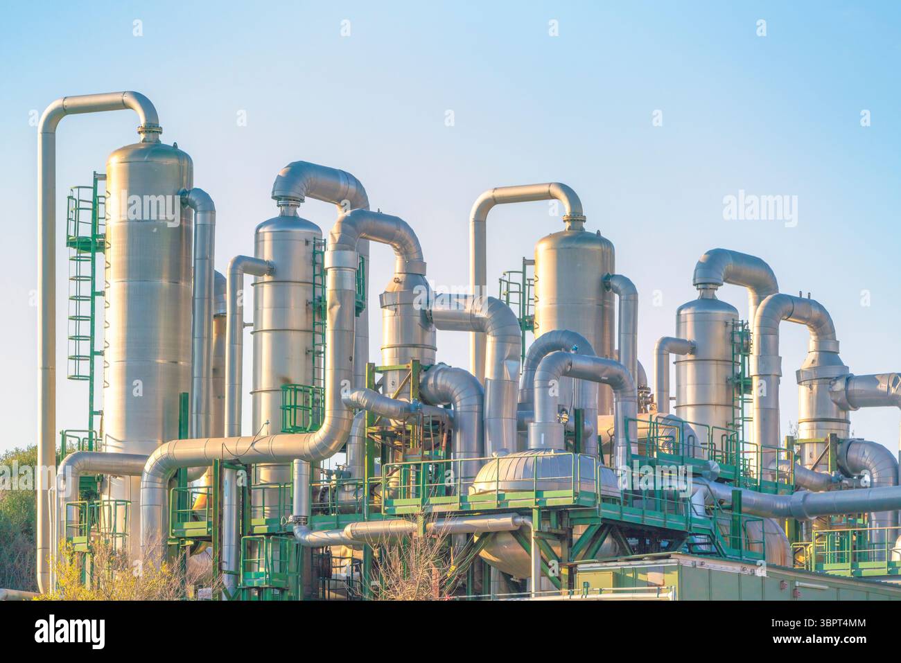 Gasdotto di una centrale geotermica a Larderello, Toscana, Italia. L'energia geotermica è una forma di produzione energetica alternativa e sostenibile Foto Stock