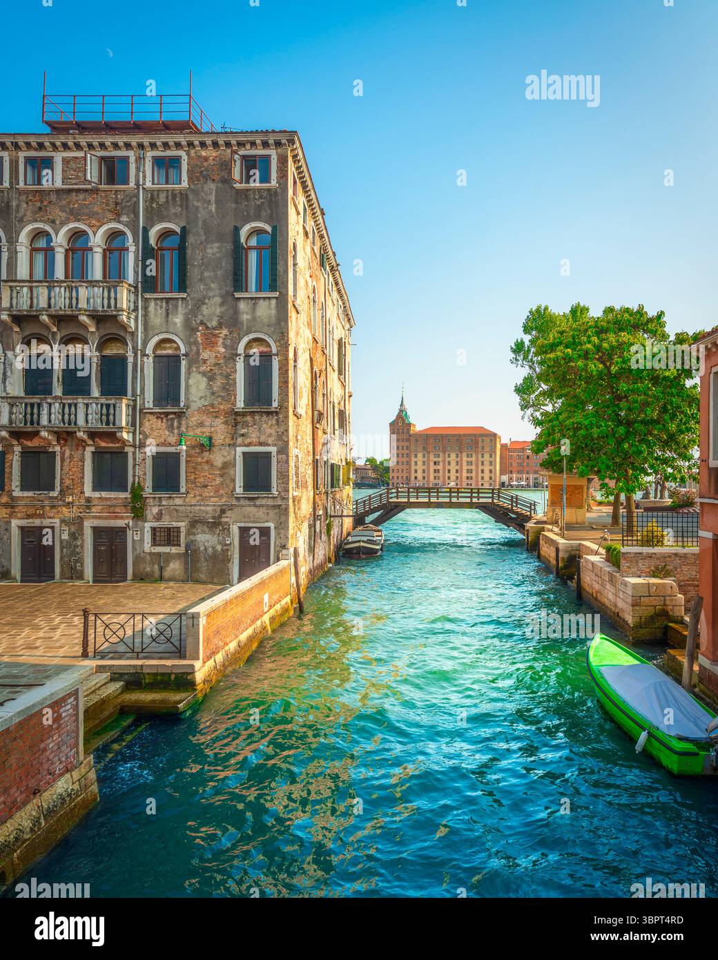 Paesaggio urbano di Venezia, canale, ponte e edificio Molino Stucky nel Canale della Giudecca sullo sfondo. Regione Veneto, Italia Foto Stock