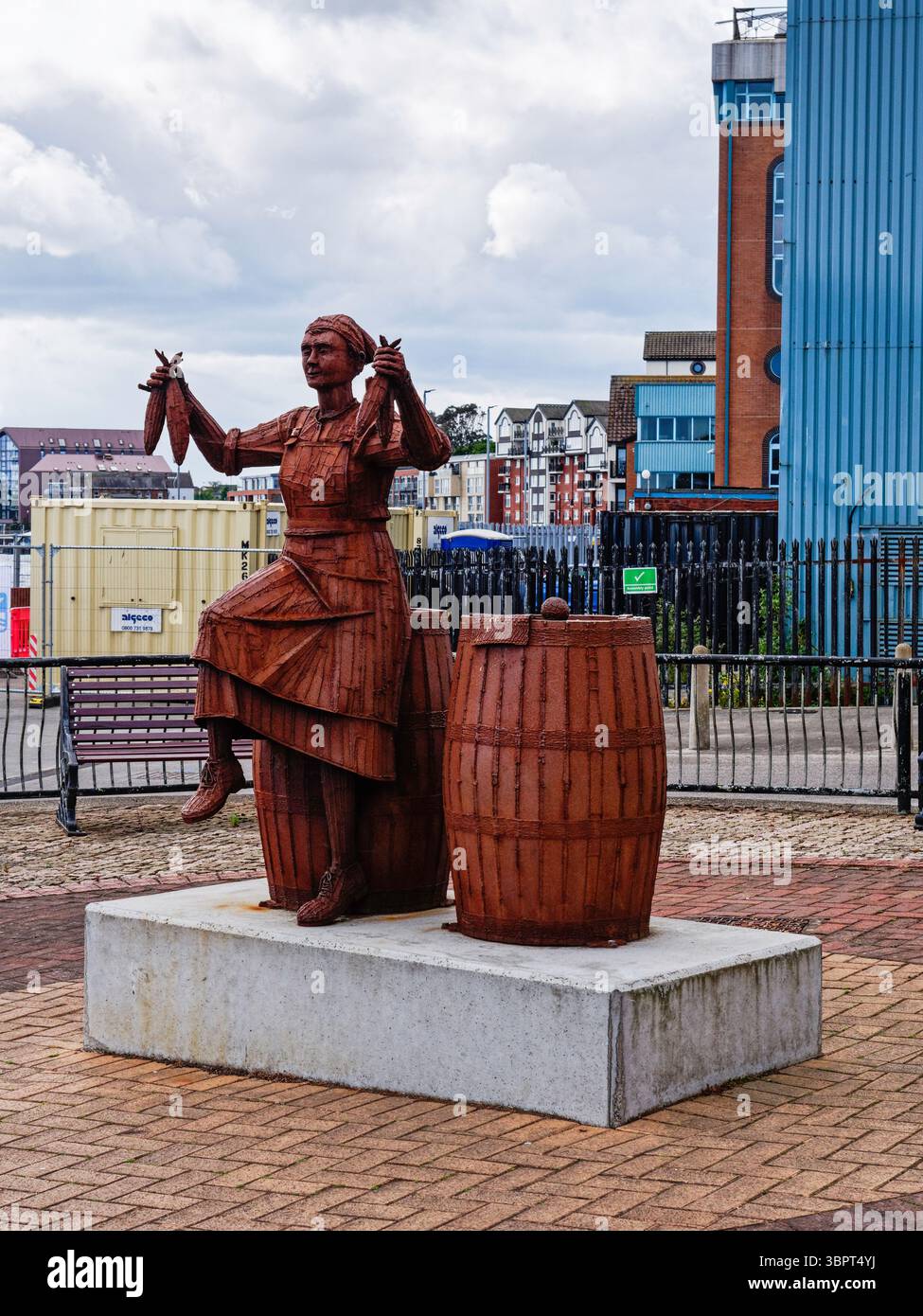 Statua o North Shields banchina di pesci che ricorda le ragazze aringhe che hanno seguito e lavorato il pesce. Foto Stock