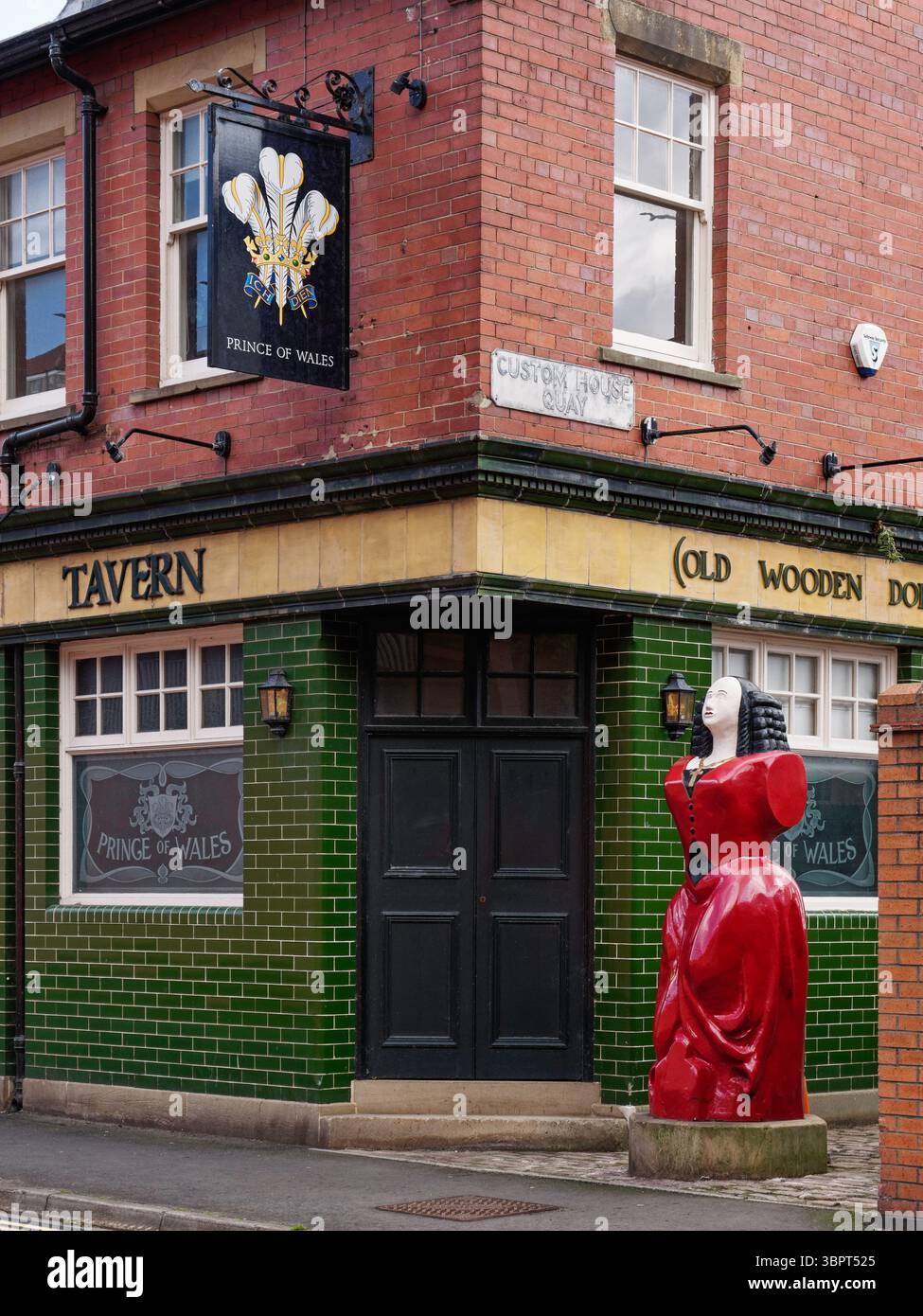 Prince of Wales Tavern a Custon House Quay, North Shields, Regno Unito, con un tassello di legno che il pub era precedentemente conosciuto come. Foto Stock