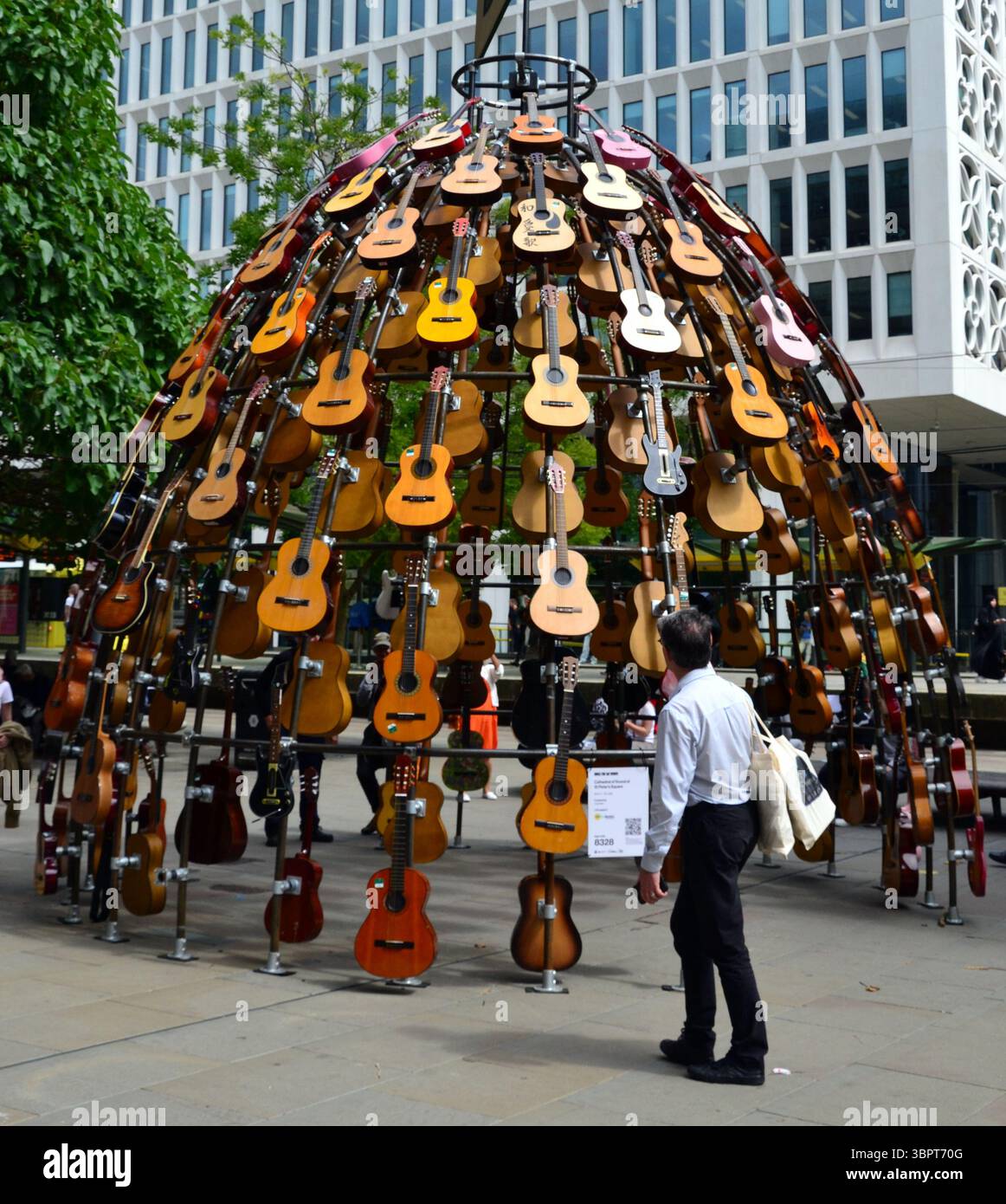 Quest'estate un percorso artistico che celebra la musica conquisterà il centro di Manchester, Regno Unito, con chitarre donate da famosi musicisti, nuove opere d'arte e murales della fermata del tram. Music for the Senses è prodotto dal produttore artistico Wild in Art e presenta più di 80 installazioni e opere d'arte diverse per onorare la fiorente scena musicale di Manchester. Il percorso è attivo dal 7 luglio al 31 agosto. Le installazioni includono questa di Lazerian, costruita con dozzine di chitarre acustiche recuperate in Piazza San Pietro. Foto Stock