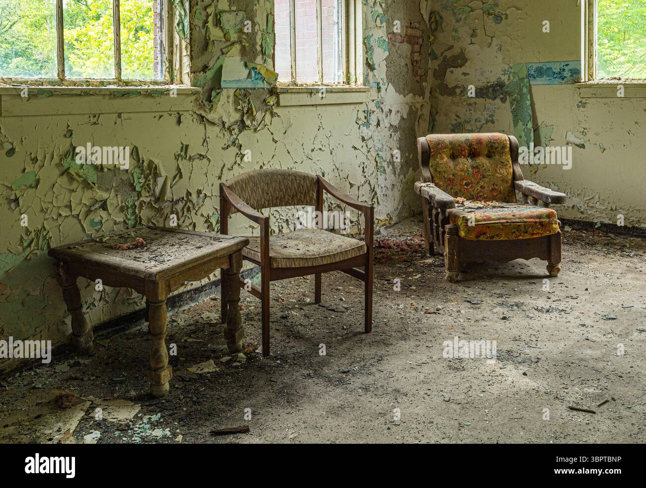 Sedie all'interno di un edificio abbandonato solitario con vernice sbucciante sulle pareti, Indiana USA Foto Stock
