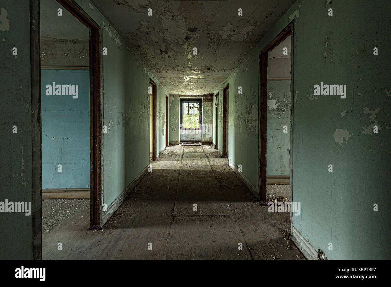Corridoio vuoto in un edificio abbandonato, Indiana, Stati Uniti Foto Stock